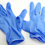 Jak skutecznie chronić się przed zanieczyszczeniami - zalety używania rękawiczek nitrylowych